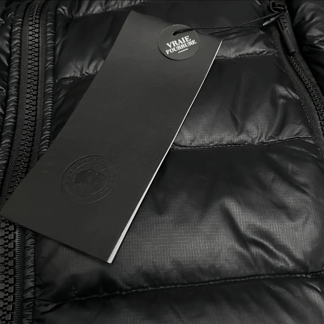 P760 Canada🦢➡️Canada Goose lightweight hooded down jacket has always been recognized as the warmest down jacket. Various Instagram celebrities, Internet celebrities, and celebrities often wear it for street photos. I do Canada Goose every year, but I still can’t get rid of my love for the geese. No matter how cold the weather is, there is no need to be afraid, because there are geese! Filled with 90% white duck down, Canada Goose is the legendary warmest down jacket and is known as a must-have for Arctic outdoor sports! The most popular down jacket in the world, celebrities are rushing to buy it, it is a must-have!  Same style for men and women